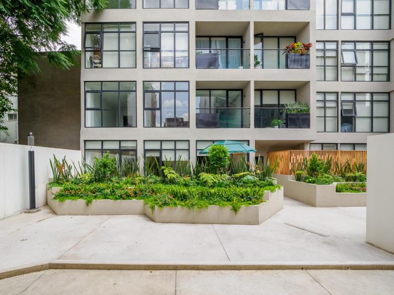 Fachada con jardín en Blendhaus Nápoles